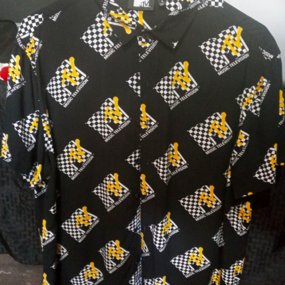 MTV button down T shirr